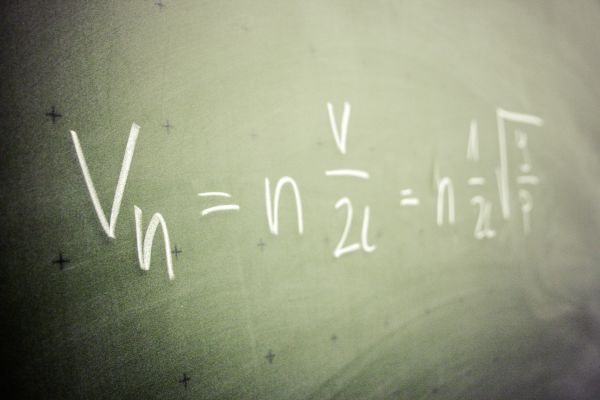 formula_mathematics_physics_equation_board_study_learn_school-764122.jpg