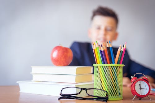 免费 看在整理好的书桌上的男孩 素材图片