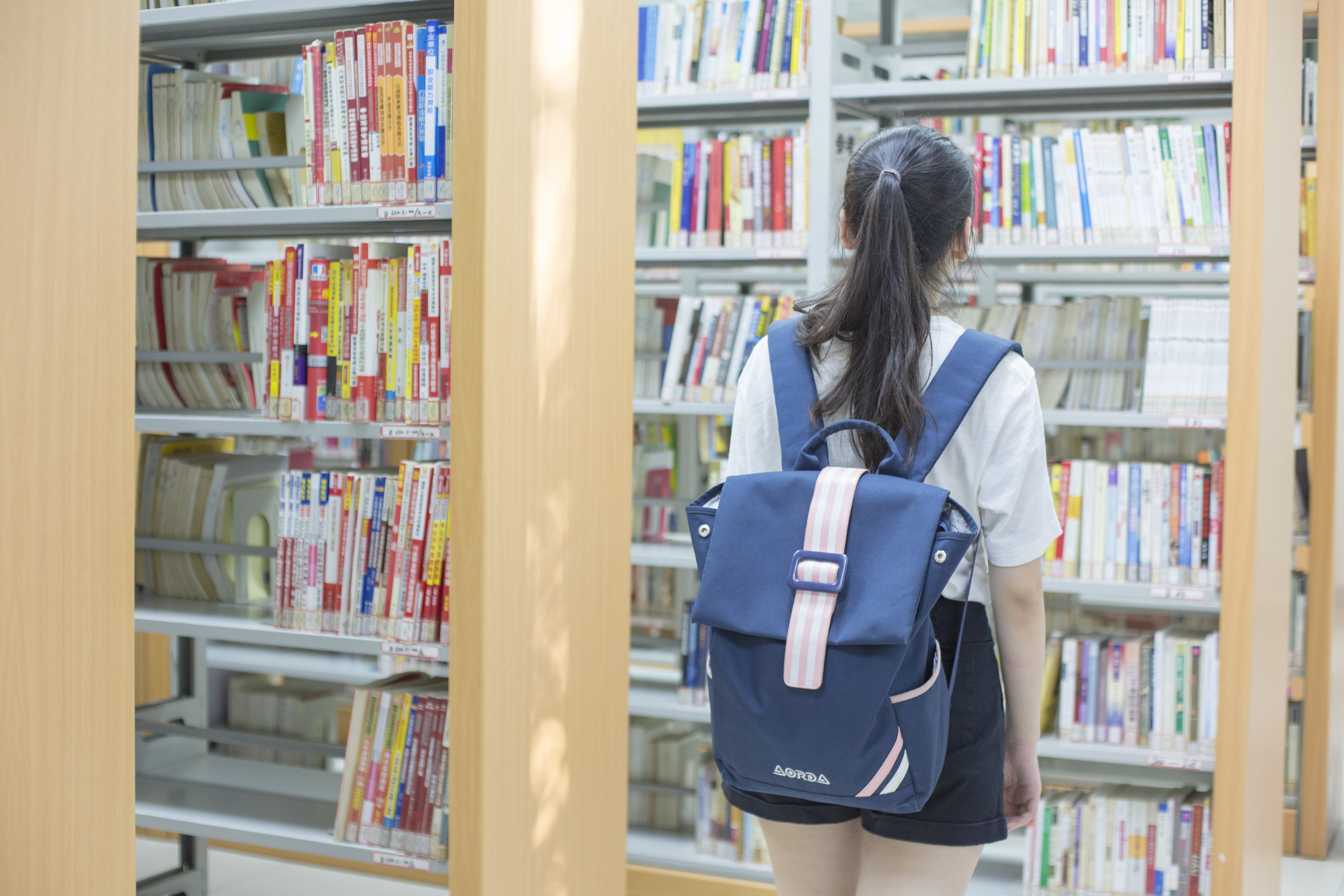 千库网_图书馆美女学习大学生书架摄影图配图_摄影图编号265537.jpg