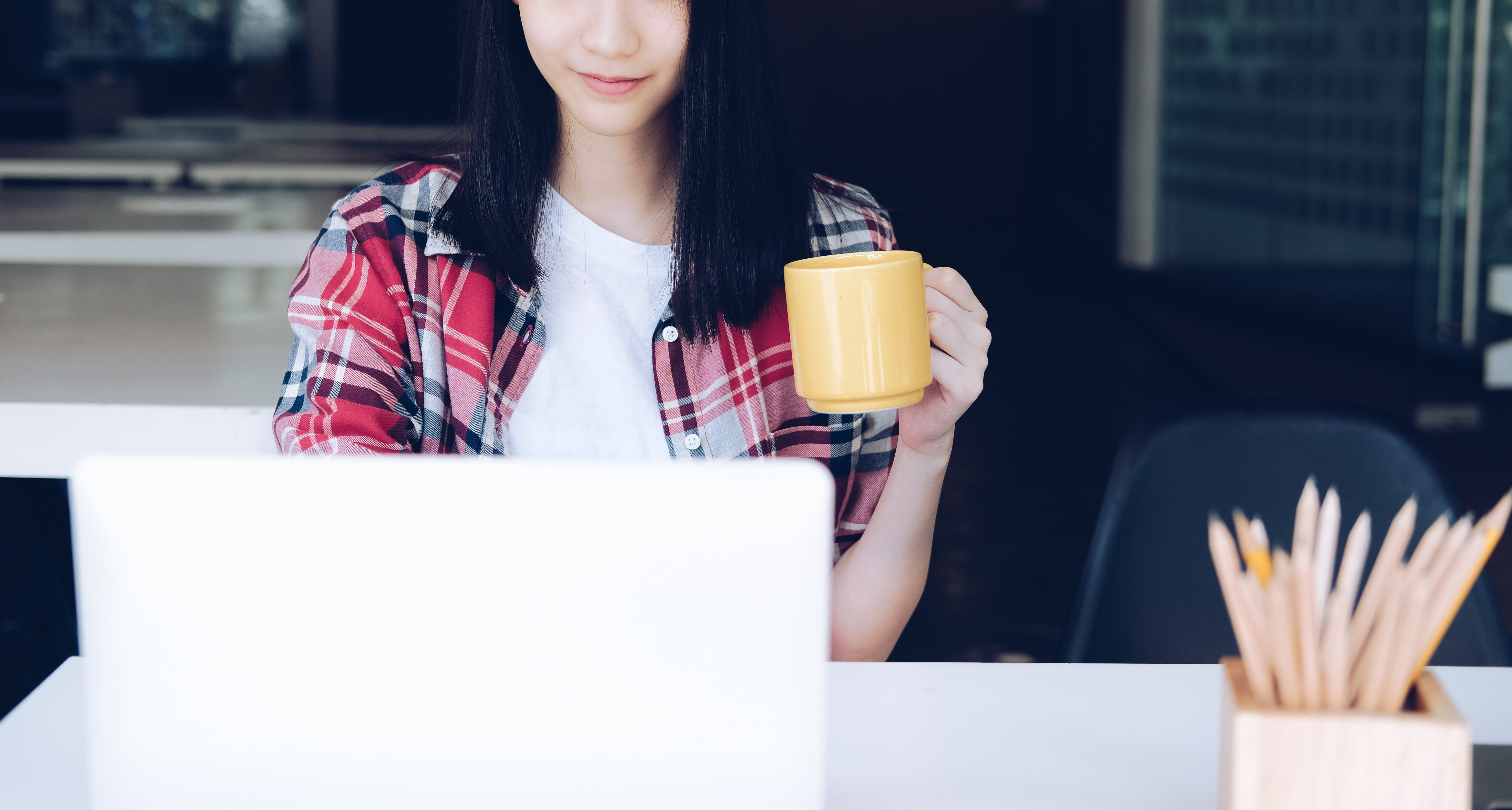 千库网_女孩青少年大学高中学生用电脑学习_摄影图编号16210493.jpg