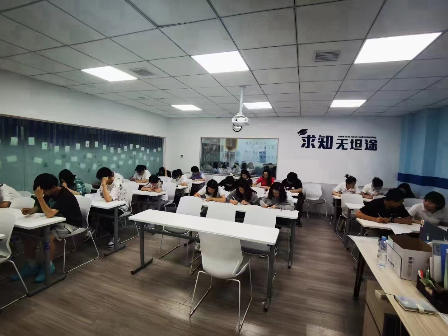 青岛锐思教育：崂山区高二寒假补习班推荐！班课/一对一多少钱？