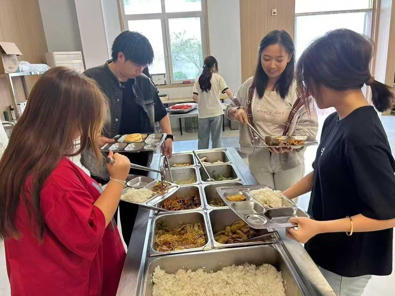 天津市武清区高三冲刺班,高考考前冲刺集训营推荐(图3) 打饭.jpg