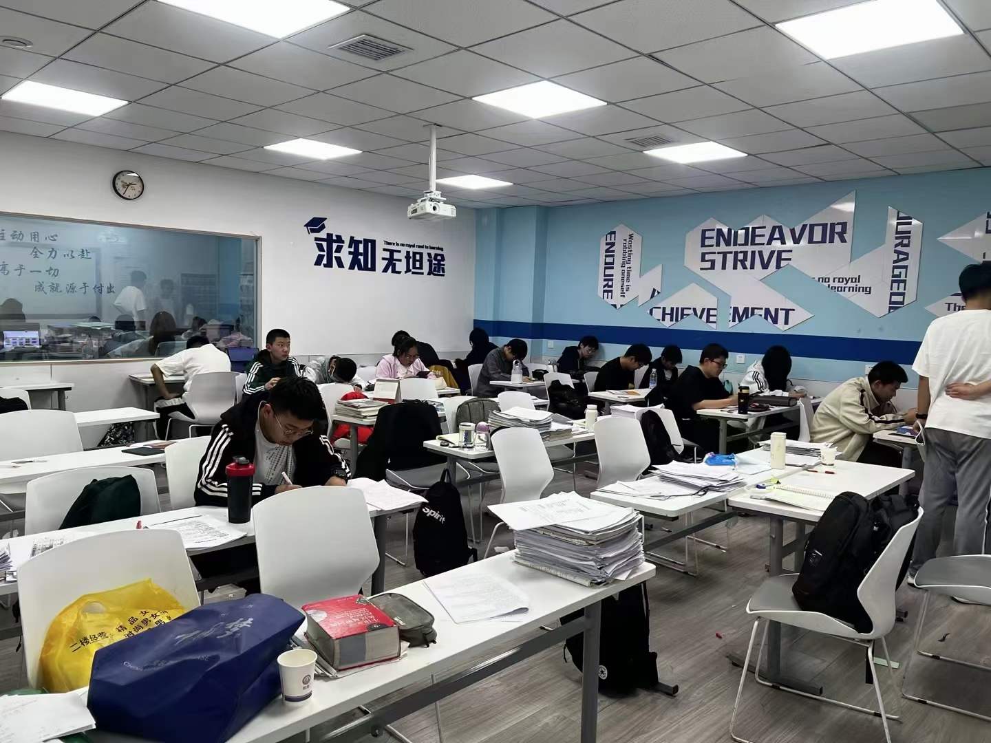 2026年青岛崂山区初升高衔接预科班_新高一暑假班哪家好?一对一/小班课机构推荐(图2) 学生上课图3.jpg