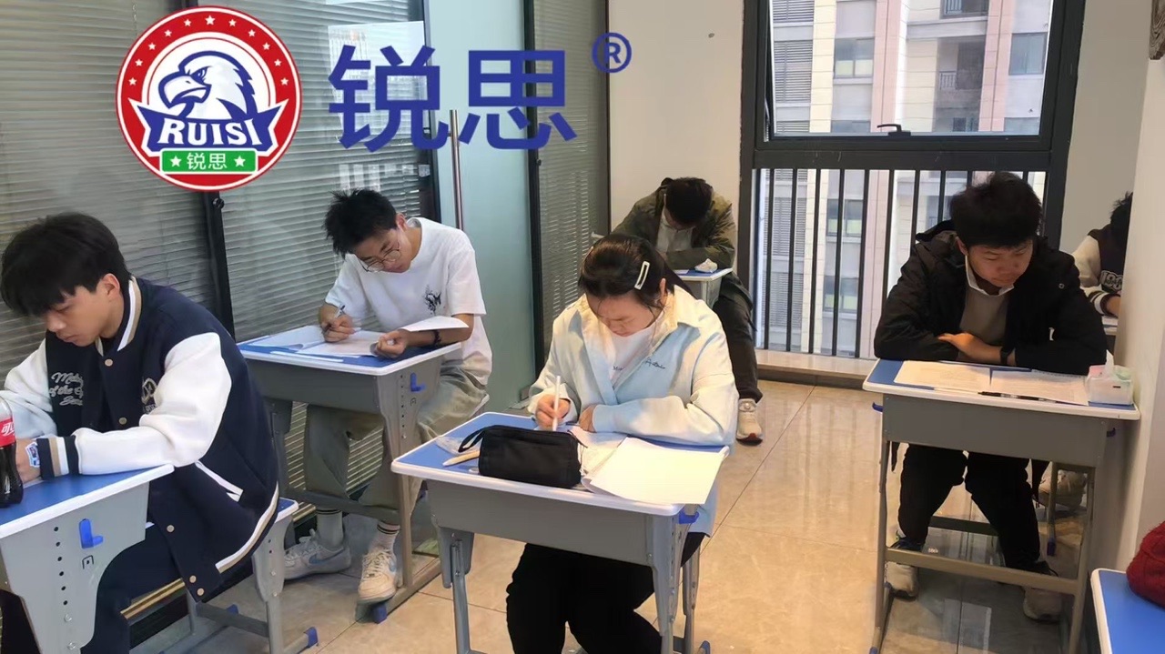 校区学生2.JPG