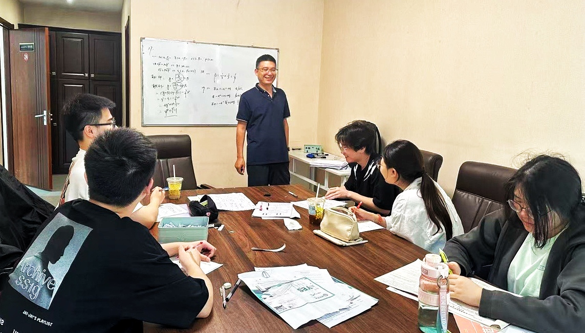 校区学生11.jpg