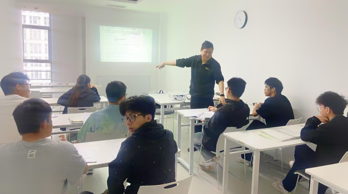 校区学生12.jpg