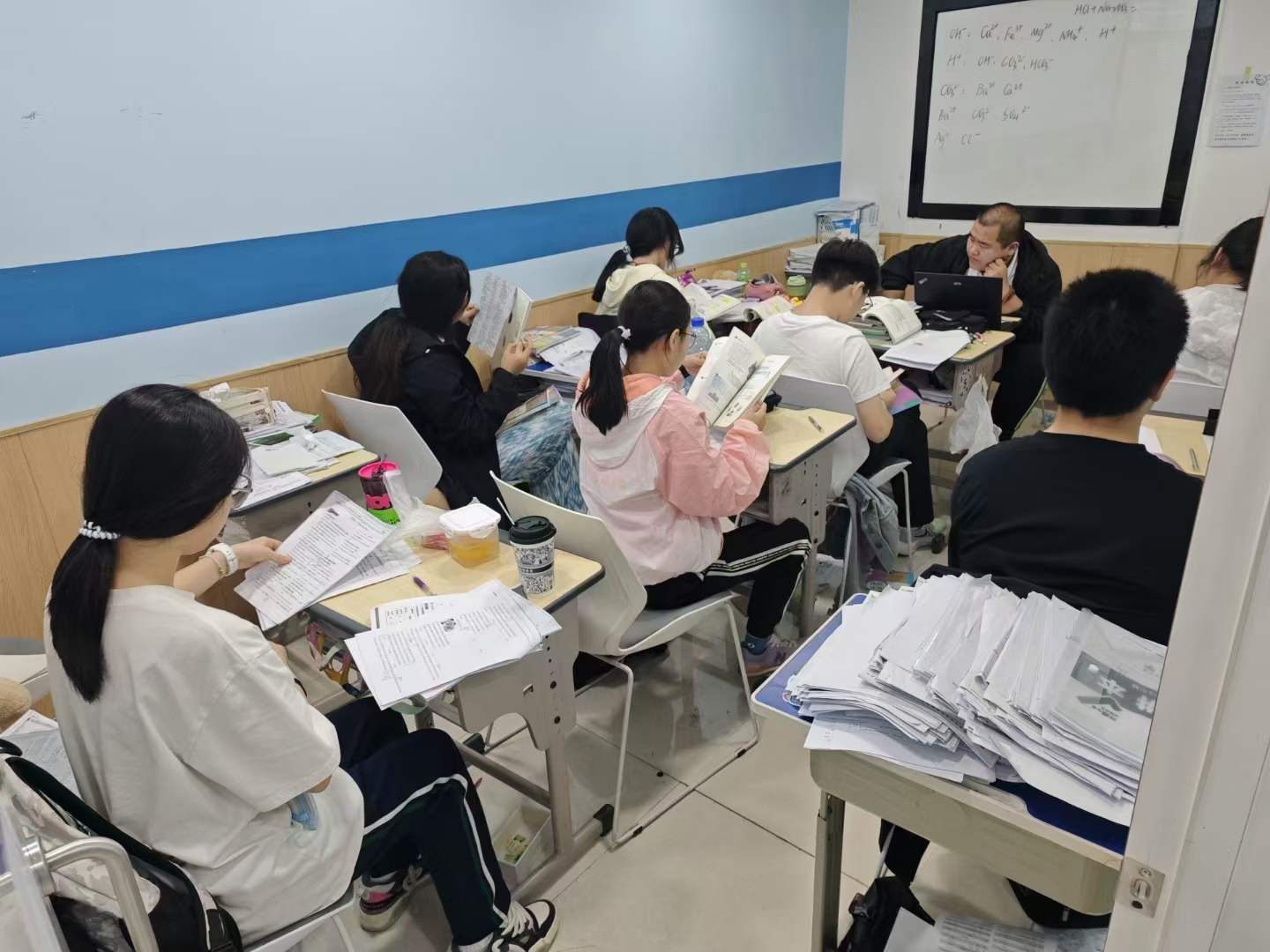 2026青岛城阳/黄岛/崂山高三暑期封闭集训/全日制冲刺班哪家好?正确高效利用暑期抢占一轮复习(图2) 学生上课图1.jpg