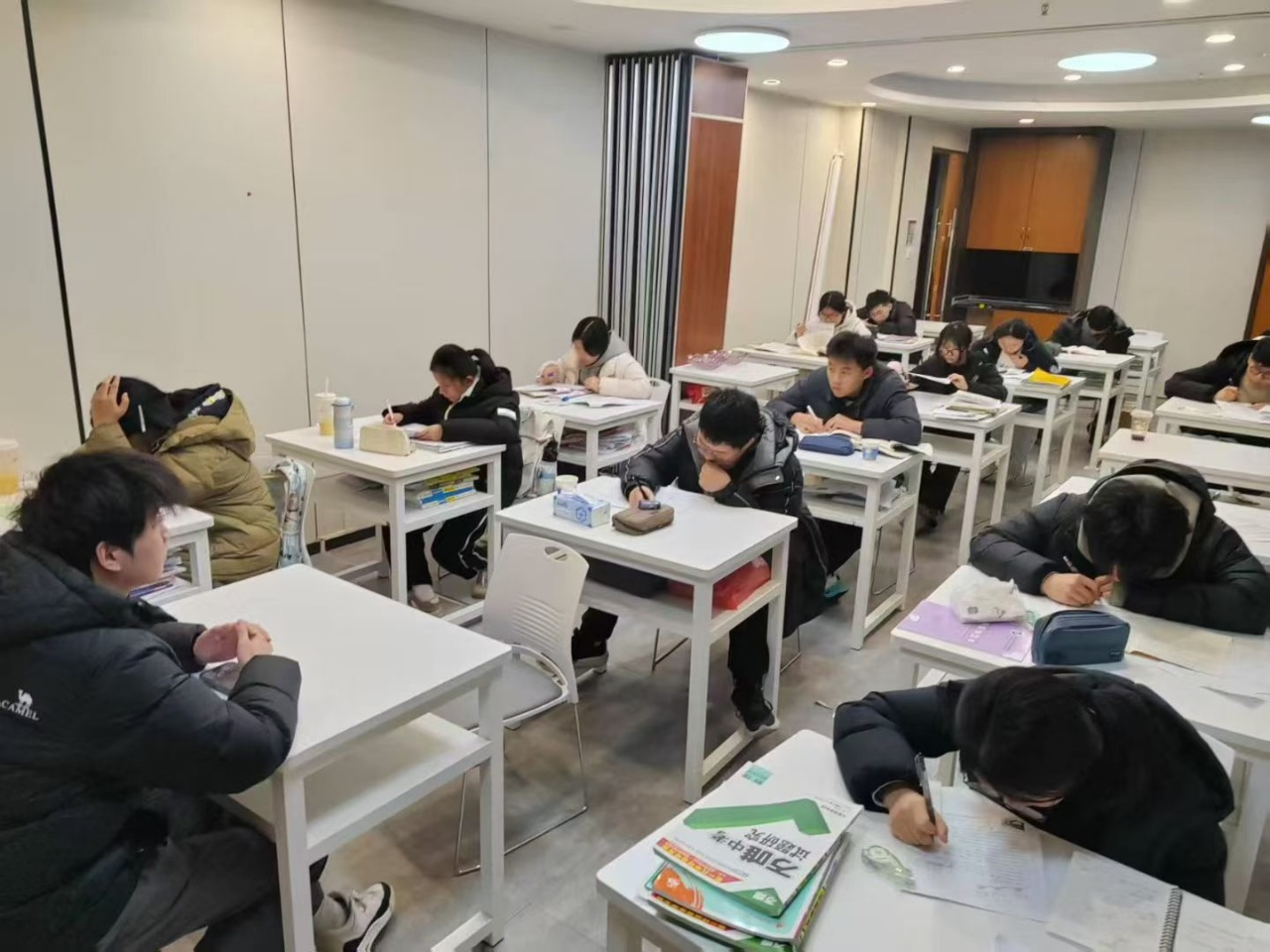 校区学生18.jpg 校区学生18.jpg