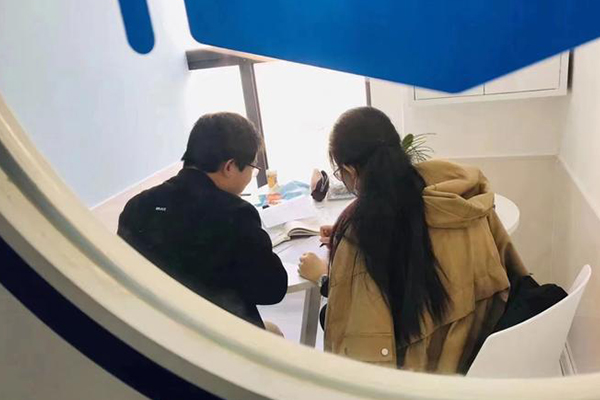天津静海区锐思教育怎么样?天津静海区锐思教育高中辅导班犀利拷问与全景透视(图1) 上课-3.jpg